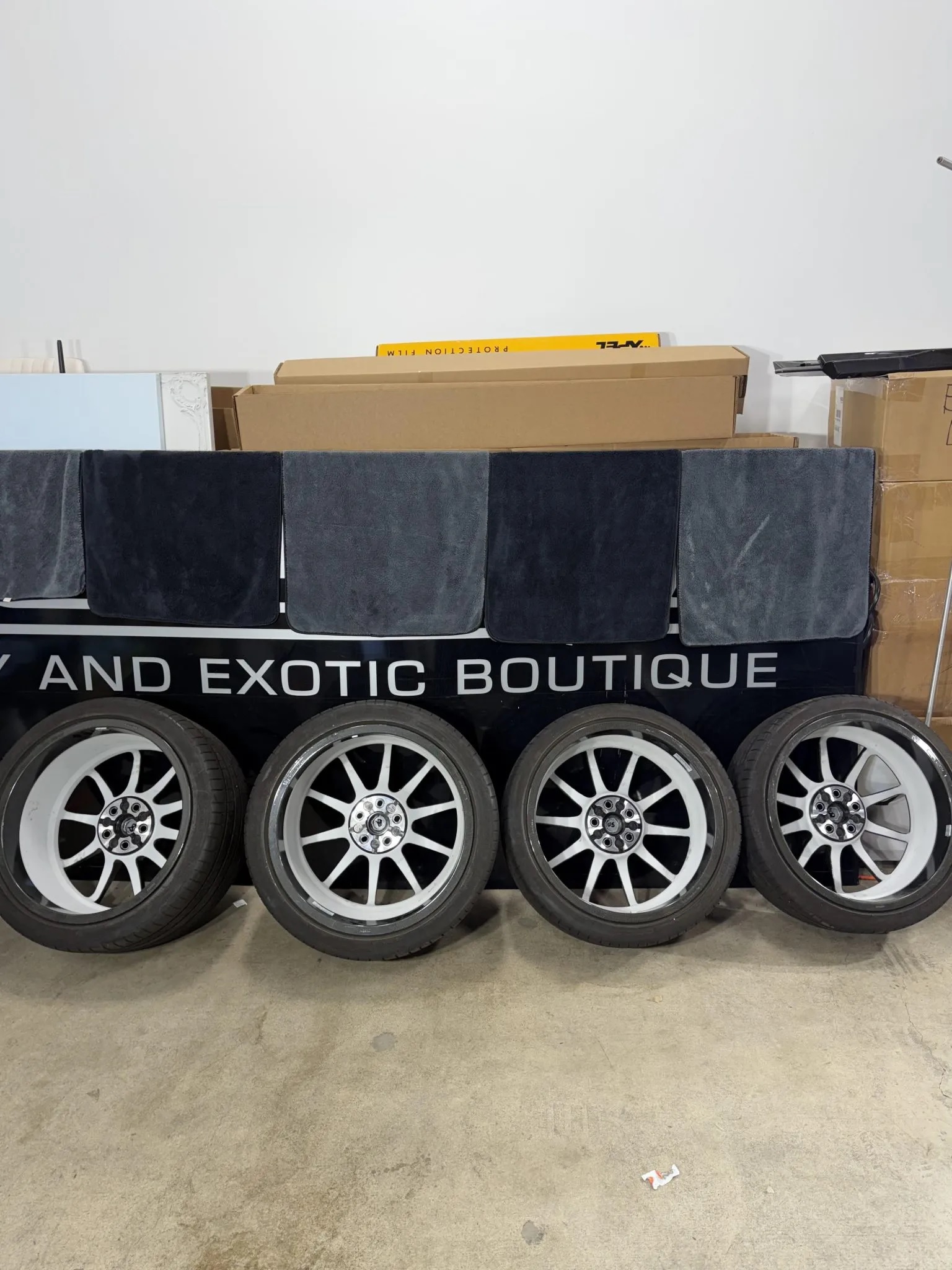 20×9″ and 20×11″ Carbon-Fiber Wheels for Ferrari