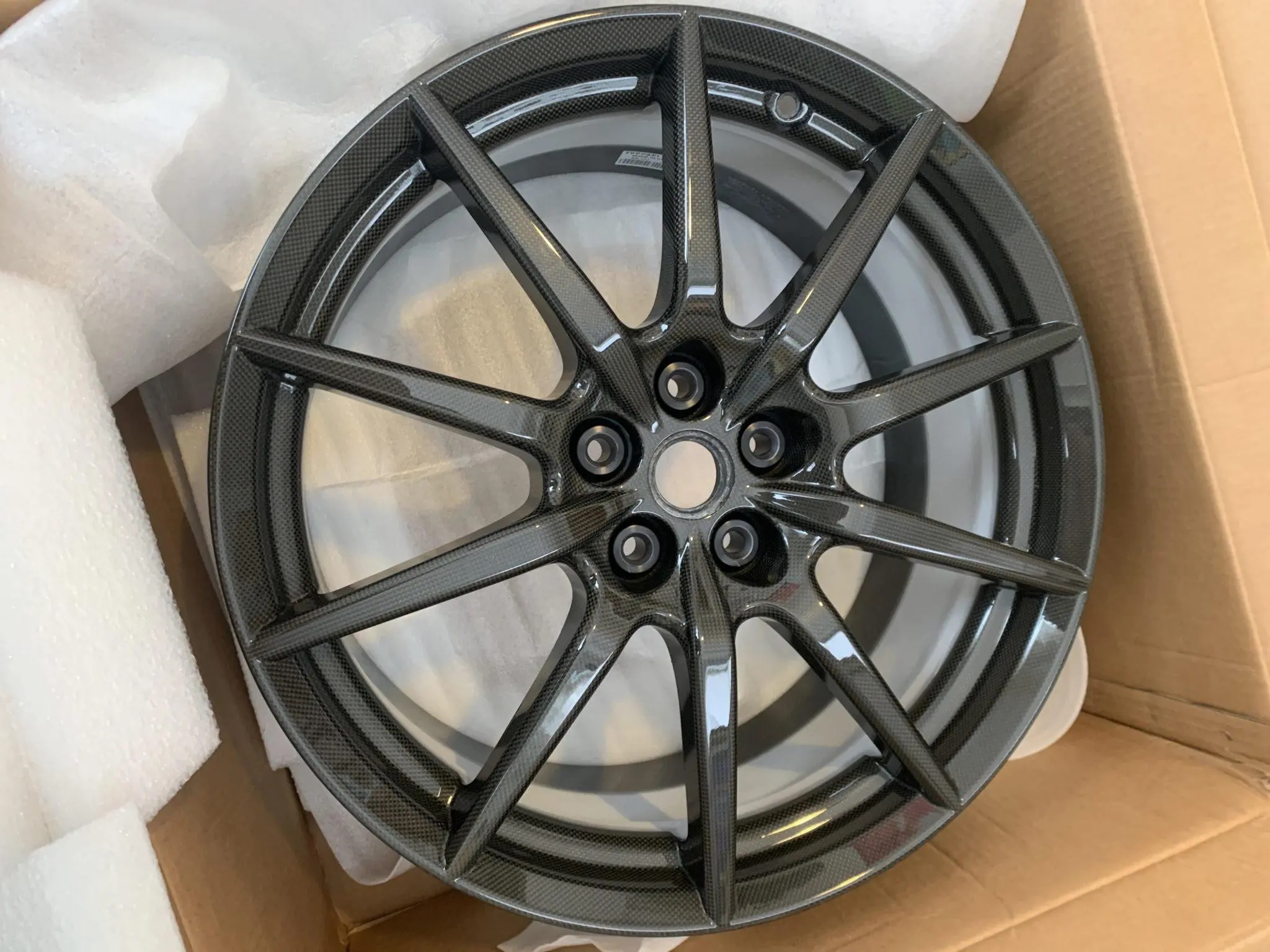 20×9″ and 20×11″ Carbon-Fiber Wheels for Ferrari 488 Pista
